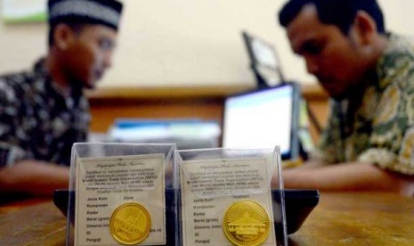 Transaksi pembelian Dirham Dinar di Baitul Mal wat Tamil (BMT) Al-Azhar, Jakarta, 