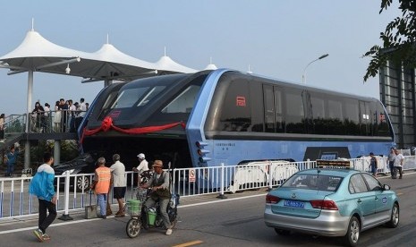 Transit Elevated Bus (TEB) ini diklaim mampu mengurangi kemacetan yang mengerikan yang biasa terjadi di kota-kota Cina. 