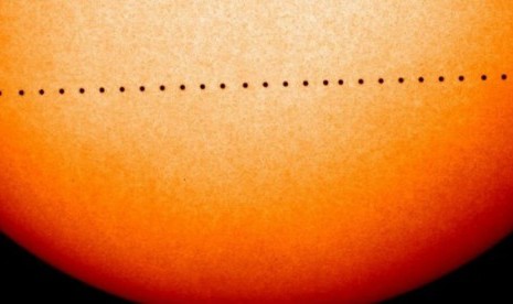 Transit Merkurius yang terjadi pada 2006.