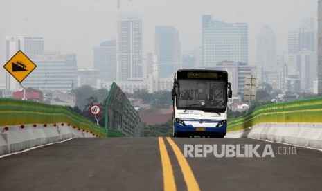  Transjakarta melintas saat dilakukannya uji coba koridor 13 Tendean-Ciledug, Jakarta, Ahad (13/8).