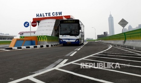  Transjakarta melintas saat dilakukannya uji coba koridor 13 Tendean-Ciledug, Jakarta, Ahad (13/8).