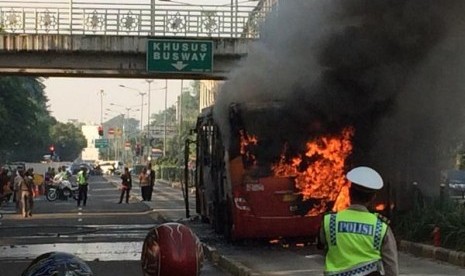 Transjakarta terbakar di depan Halte Al Azhar.