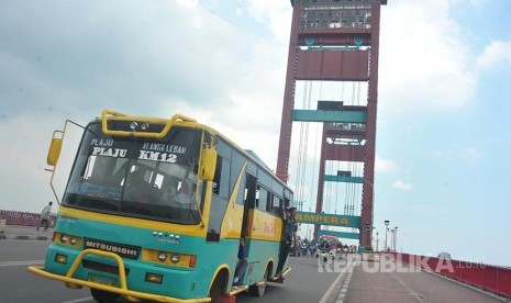 Transportasi Bus Kota melintas di atas Jembatan Ampera Palembang,Sumsel, Senin (13/3). Jelang pelaksanaan Asian Games Dinas Perhubungan Kota Palembang akan menertibkan 50 armada bus kota yang akan habis masa trayeknya pada 2018 mendatang.