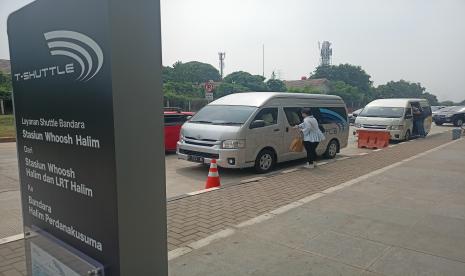 Transportasi feeder T-Shuttle melayani penumpang dari Stasiun KCIC menuju Bandara Halim Perdanakusuma, Jakarta Timur dan sebaliknya bertarif Rp 40 ribu.