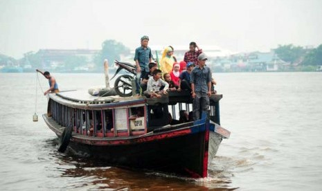  Transportasi sungai di dermaga Pelabuhan Kapuas Besar, Pontianak, Kalbar.