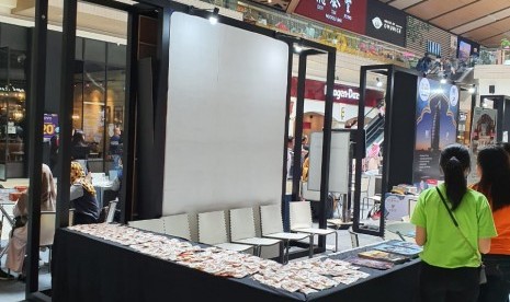 Travel stand non PIU dan PIHK di Mall Casablanca yang dipakai untuk menawarkan jamaah umrah di Mall Casabalancaka yang sudah dikosongkan ketika tersebar para anggota Himpuh akan melakukan penggrebegan, Ahad (22//2019).