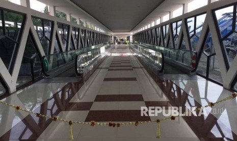 Travelator yang menghubungkan antara terminal A dan terminal B di Bandara Adisutjipto Yogyakarta, Rabu (10/1).