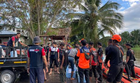 TRC BPBD Kalsel bergerak selamatkan masyarakat terdampak banjir di Tanah Bumbu.