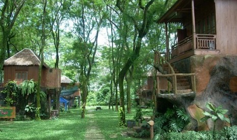 Tree houses in Mekarsari Tourism Park in Cileungsi, Bogor. The park now has Water Kingdom Mekarsari, claimed to be the biggest waterpark in Asia. (file photo)