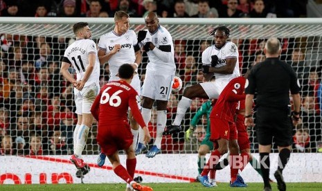 Trent Alexander-Arnold  berupaya menembus benteng pemain WHU pada laga Liverpool melawaan West Ham United di Anfield, Selasa (25/2)