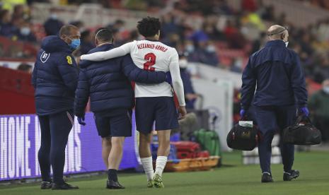 Trent Alexander-Arnold dari timnas Inggris berjalan dari lapangan setelah cedera saat pertandingan sepak bola persahabatan internasional antara Inggris dan Austria di Stadion Riverside di Middlesbrough, Inggris, Rabu 2 Juni 2021.