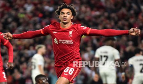 Trent Alexander-Arnold dari Liverpool FC merayakan setelah mencetak gol pembuka pada pertandingan sepak bola grup B Liga Champions UEFA antara Liverpool FC dan AC Milan di Liverpool, Inggris, Kamis (16/9) dini hari WIB. 