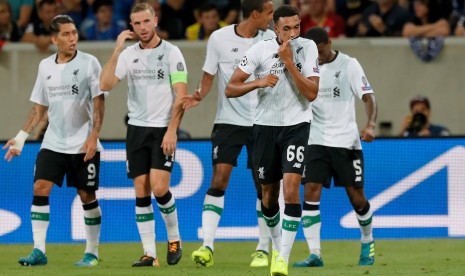 Trent Alexander-Arnold (kedua kanan) merayakan golnya untuk Liverpool ke gawang Hoffenheim pada laga playoff Liga Champions di Rhein-Neckar Arena, Rabu (16/8) dini hari WIB. 