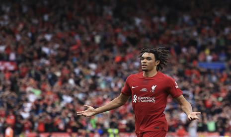  Bek Liverpool Trent Alexander-Arnold melakukan selebrasi usai mencetak gol.