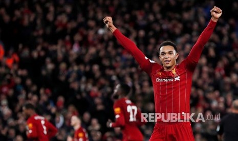 Trent Alexander-Arnold merayakan golnya.