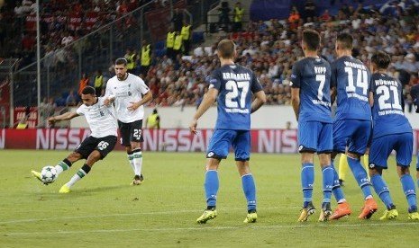 Trent Alexander-Arnold saat mengeksekusi tendangan bebas ke gawang Hoffenheim.