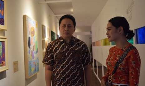 Triawan Munaf dan Andien ketika melihat-lihat karya-karya dari anak-anak ATC Widyatama di di galeri Dia.Lo.Gue Art Space.