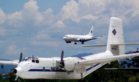 Trigana Air flight prepares for landing in Jayapura, Papua, on Thursday. The flight still postpones its operation to Mulia, Papua, after the deadly shooting on April 8.   