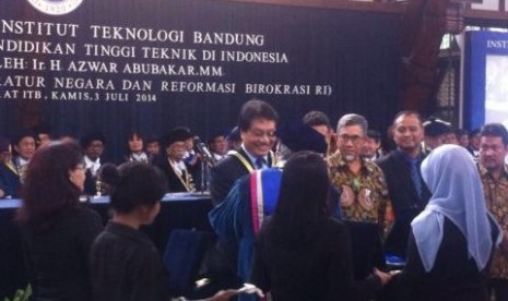 Triharyo Susilo menerima penghargaan dari ITB.