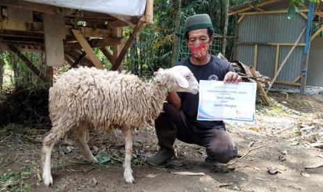 Trimo Wahyudi, salah seorang penerima manfaat Rumah Zakat yang mengelola Mumtaza Aqiqah mengaku bersyukur. Pasalnya, usaha aqiqah yang diinisiasi bersama Relawan Rumah Zakat setiap bulan selalu mendapat orderan dari pelanggan. Meskipun belum banyak tapi rutin hampir setiap bulan menyembelih kambing pesanan aqiqah.