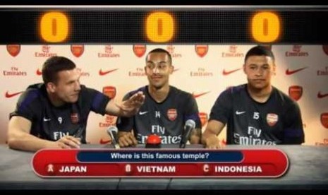 Trio Arsenal (dari kiri) Lukas Podolski, Theo Walcott, dan Alex Oxlade Chamberlain mengikuti kuis 'Arsenal Asia Tour Quiz 2013'.