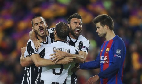 Trio bek Juventus, Leonardo Bonucci, Giorgio Chiellini, dan Andrea Barzagli merayakan lolosnya Juventus ke semifinal Liga Champions seusai menahan imbang Barcelona tanpa gol di Camp Nou, Kamis (20/4) dini hari WIB. Juve menang agregat 3-0.