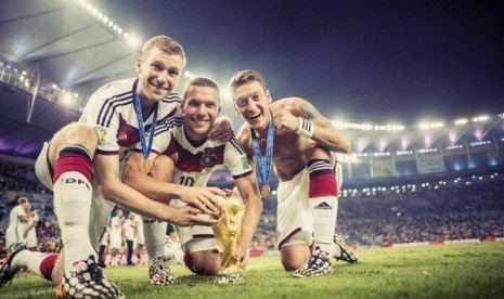 Trio pemain Arsenal, Mesut Oezil, Lukas Podolski, dan Per Mertesacker.