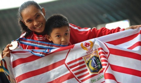 Rini Budiarti berfoto bersama anaknya seusai meraih emas PON XIX.