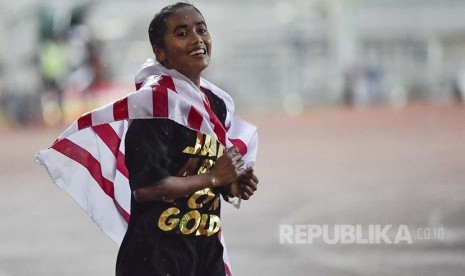 Triyaningsih merayakan medali emas pada nomor 10.000m putri PON XIX