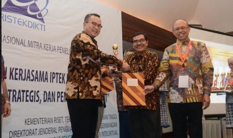 Trofi dan Piagam Penghargaan diserahkan Direktur Jenderal Penguatan Riset dan Pengembangan Dr. Muhammad Dimyati didampingi Direktur Pengelolaan Kekayaan Intelektual kepada Rektor Institut Pertanian Bogor (IPB) Dr. Arif Satria. 