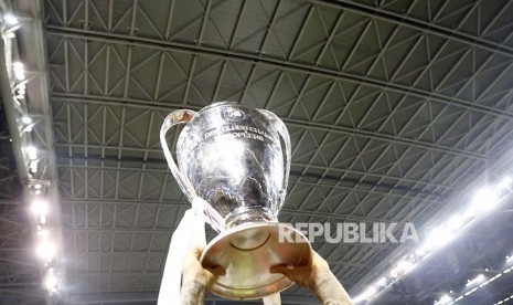 Trofi Piala Champions League diangkat tinggi-tinggi setelah dimenangkan tim Real Madrid. 