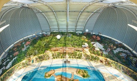 Tropical Resort yang dulunya adalah hanggar pesawat di Jerman