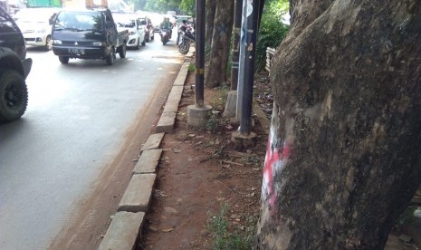 Trotoar di jalan Kalimalang tidak terawat dan berisi tanah merah