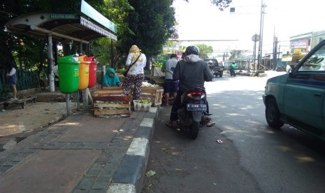 Trotoar di Jalan Raya Bogor, Ciracas,  Jakarta Timur kondisinya sangat semrawut dan tak bisa dilalui oleh pejalan kaki. Hal ini disebabkan banyaknya Pedagang Kaki Lima yang berjualan di trotoar ini. 