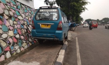 Trotoar di Jalan TB Simatupang, Pasar Rebo Jakarta Timur dijadikan Parkir Liar  Angkot, Kamis (9/5).