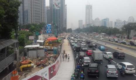 Trotoar Jalan Sudirman, Jakarta yang belum rampung menjelang Asian Games, Selasa (7/8). 