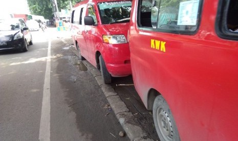 Trotoar yang berada di Jalan raya Sultan Agung, Kranji, Kota Bekasi dipenuhi oleh banyak angkot. 