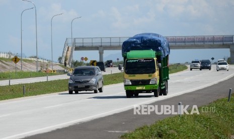 Truk angkutan barang melintas di ruas Tol Cipali, Jawa Barat, Kamis (30/6).  (Republika/Wihdan)