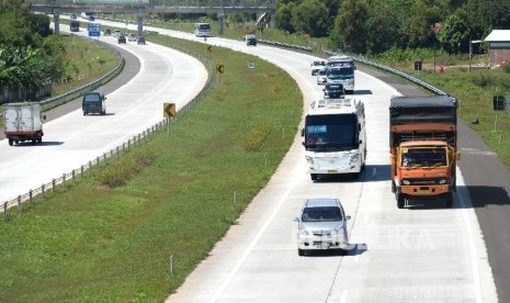 Truk angkutan barang melintas di ruas Tol Cipali, Jawa Barat, Kamis (30/6).  (Republika/Wihdan)