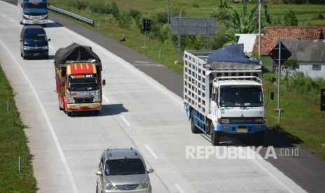 Truk angkutan barang melintas di ruas Tol Cipali, Jawa Barat. ilustrasi  (Republika/Wihdan)