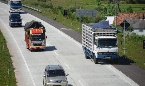 Truk angkutan barang melintas di ruas Tol Cipali, Jawa Barat. (Ilustrasi)