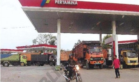 Truk barang mengantre di SPBU jalan lintas Sumatra wilayah Kota Bandar Lampung, Kamis(7/8) petang.PT Pertamina (Persero) melalui Marketing Operation Region (MOR) II Sumatera Bagian Selatan (Sumbagsel), mencatatkan adanya peningkatan konsumsi Bahan Bakar Minyak (BBM) di Stasiun Pengisian Bahan Bakar Umum (SPBU) Tol Trans Sumatera selama libur nasional dan cuti bersama Maulid Nabi Muhammad SAW.