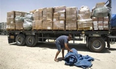 Truk bermuatan barang-barang tujuan Gaza menunggu di Kerem Shalom, perbatasan Israel dan Gaza, 22 Juni 2010.