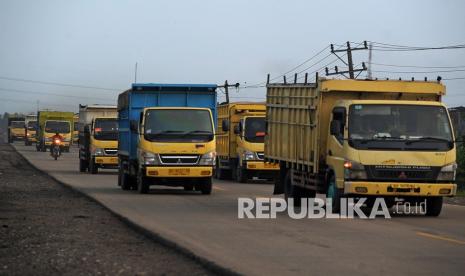 Truk bermuatan batu bara melintas di Jalan Lingkar Timur, Jambi, Sabtu (9/4/2022). Gubernur Jambi Al Haris mendesak Pemerintah Pusat segera melaksanakan pembangunan fisik jalan tol Trans Sumatra yang melintasi wilayah Jambi.