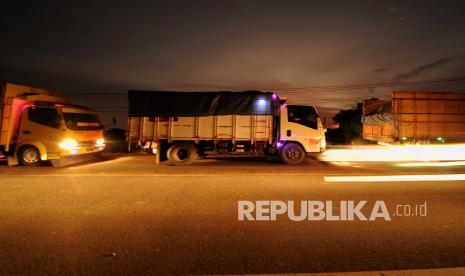 Truk bermuatan batu bara melintas di Jalan Lingkar Timur, Jambi, Sabtu (9/4/2022). Pemerintah Provinsi (Pemprov) Jambi kembali mengusulkan dan menagih pencairan dana tanggung jawab sosial perusahaan (Corporate Social Responsibility/ CSR) batu bara ke Kementerian ESDM.