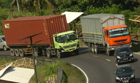 Truk bermuatan besar melintas di Jalan Gentong, Kabupaten Tasikmalaya, Jawa Barat, Kamis (23/6). 