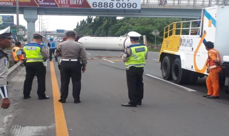 Sebuah truk kontainer panjang terguling di ruas jalan Tol Cipularang kilometer 91, wilayah Kabupaten Purwakarta, Jawa Barat, Rabu (23/12). Tergulingnya truk mengakibatkan jalur yang mengarah ke Bandung tertutup. Foto ilustrasi.