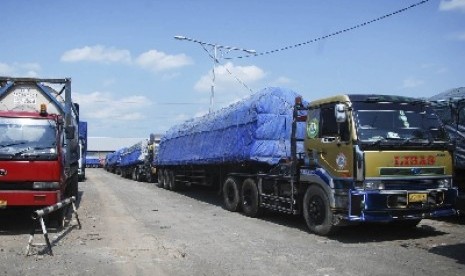 Truk bermuatan lebih 