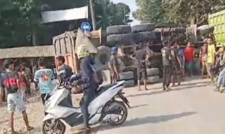 Truk bermuatan tambang terguling dan menimpa pemotor ibu dan anak hingga meninggal.