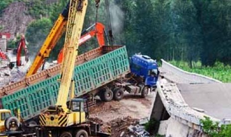 Truk di Cina yang bikin ambruk jembatan